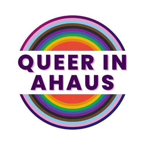 Ein Kreis der von innen nach Außen farblich als Regenbogen aufgebaut ist. In der Mitte steht als Text Queer in Ahaus